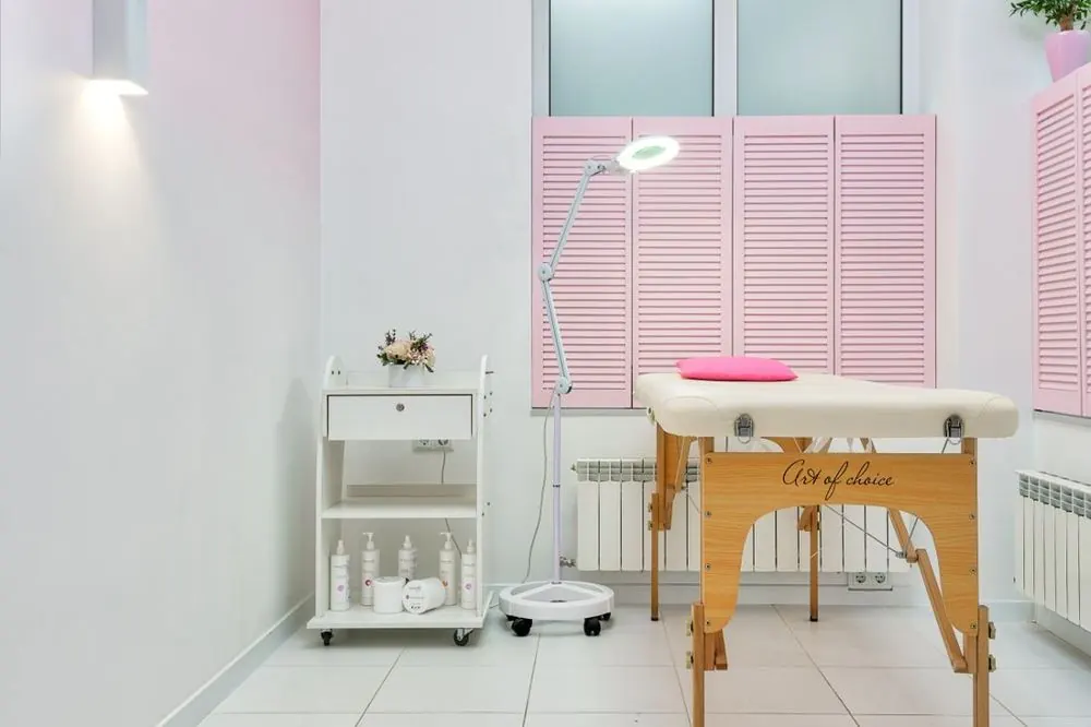 Light treatment room with a beauty bed
